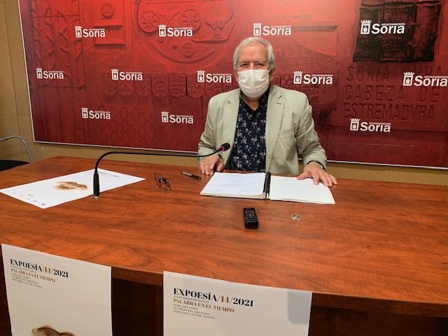 El concejal de Cultura del Ayuntamiento de Soria, Jesús Bárez, presenta la Feria del Libro.