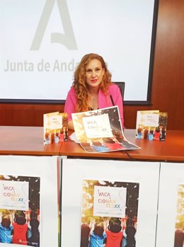 La asesora de programa del IAM en Granada, Ruth Martos, presenta el programa Vacacionantes.