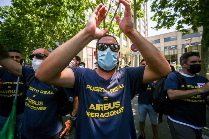 Archivo - Un trabajador de la factoría Airbus en Getafe, aplaude durante una manifestación por el cierre de la planta de Puerto Real por parte de la compañía, en la plaza de Cibeles, a 11 de junio de 2021, en Madrid (España).