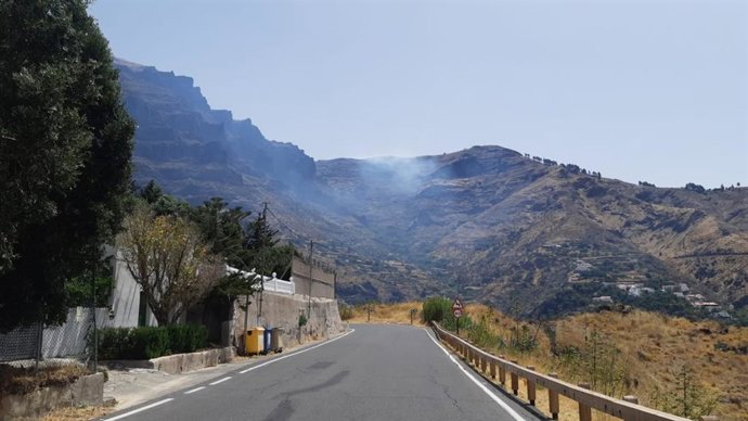 Humo saliendo de la zona de la Degollada de Las Palomas, en San Mateo (Gran Canaria)