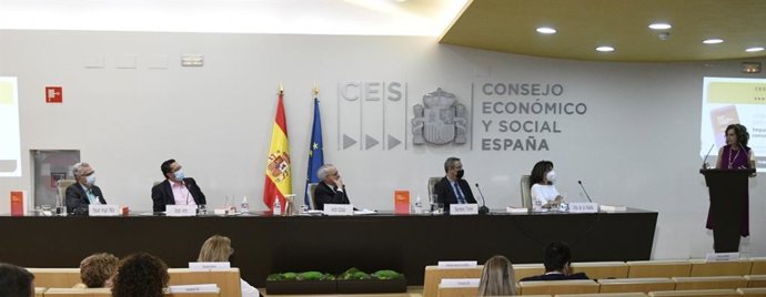 Costas, en el centro, escucha la alocución de la ministra de Hacienda, María Jesús Montero.