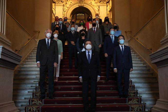 El ministro de Agricultura, Pesca y Alimentación, Luis Planas (c), posa con los consejeros de Agricultura, Pesca y Alimentación de las Comunidades Autónomas,  