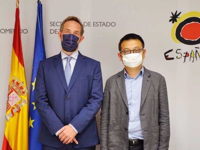 Fernando Valdés Verelst, Spains Secretary of State for Tourism (left), meets James Liang, chairman and co-founder of Trip.com Group (right), in Madrid