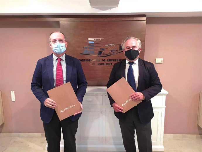 El secretario general de CEA, Luis Fernández-Palacios, y el director general de sostenibilidad del Grupo Adecco, Francisco Mesonero, durante la furma del convecio de colaboración, cooperación y asesoramiento producida este miércoles