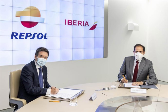 El consejero delegado de Repsol, Josu Jon Imaz, y el presidente de Iberia, Javier Sánchez-Prieto.