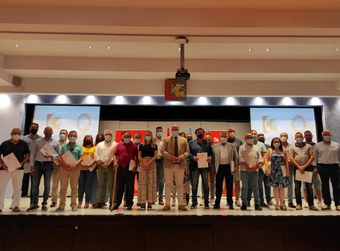 El presidente de la Diputación de Córdoba, Antonio Ruiz (centro), con los beneficiarios de los convenios en materia deportiva.