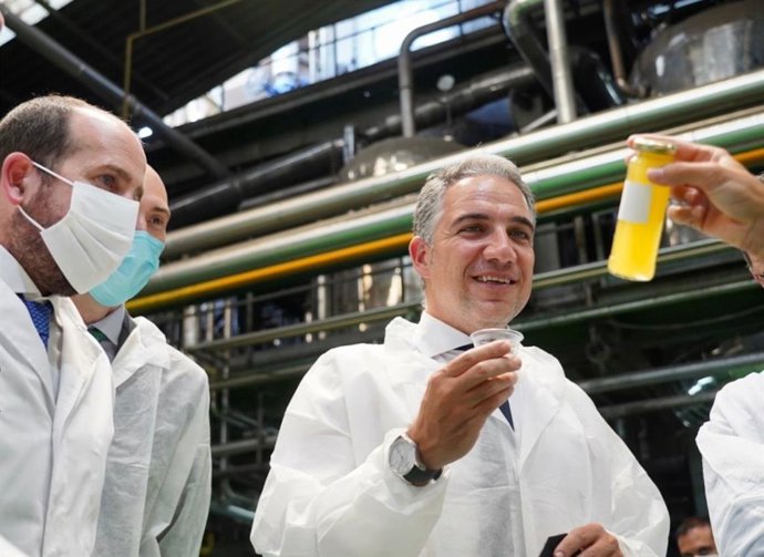 El consejero andaluz de la Presidencia, Administración Pública e Interior, Elías Bendodo, en una visita a la aceitera Migasa, con sede en Dos Hermanas (Sevilla).