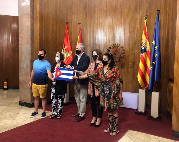 El alcalde y la vicealcaldesa junto a los representantes de la asociación Cubanos Libres en España