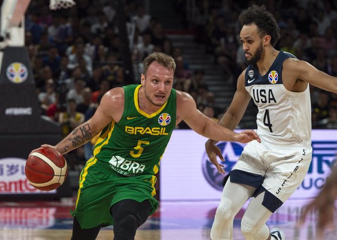 Archivo - 09 September 2019, China, Shenzen: USA's Derrick White (R) and Brazil's Rafa Luz in action during the 2019 FIBA Basketball World Cup basketball match between USA and Brazil at Shenzhen Bay Sports Center. Photo: Jayne Russell/ZUMA Wire/dpa