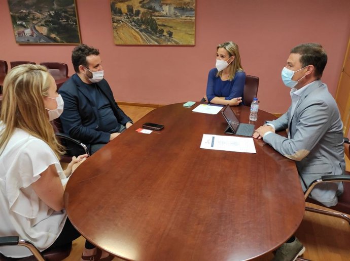 La alcaldesa de Alcalá de Guadaíra, Ana Isabel Jiménez, acompañada del delegado de Urbanismo, Jesús Mora, han mantenido una reunión con los responsables de la multinacional americana dedicada al sector del vidrio O-I Glass.