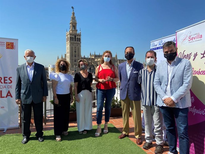 Cornax y Cabello, en la presentación del ciclo 'Catas de los sentidos' en el Hotel Convento la Gloria.