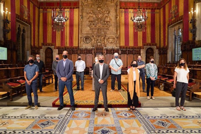 El primer teniente de alcalde, Jaume Collboni, junto al comisionado Álvaro Porro; representantes de la economía social y solidaria y de los grupos municipales.