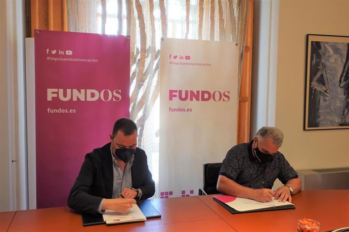 Firma del convenio para la cesión de los libros.