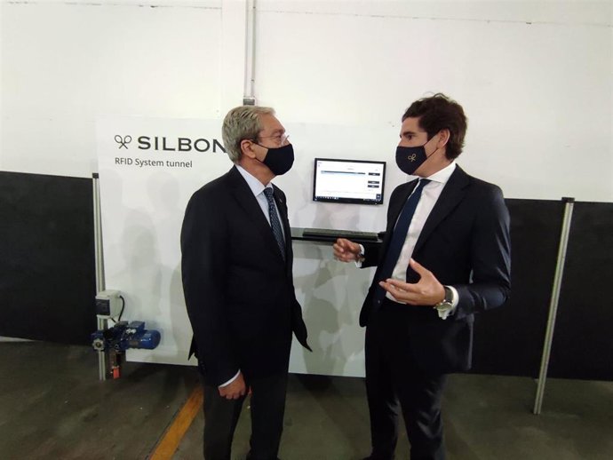 Rogelio Velasco y Pablo López hablan junto al túnel de identificación por radiofrecuencia del nuevo centro logístico de Silbon.