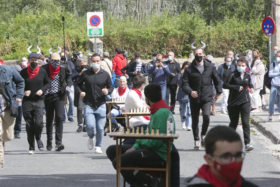 Seis jugadors de ajedrez compiten contra 80 personas a lo largo del recorrido del encierro