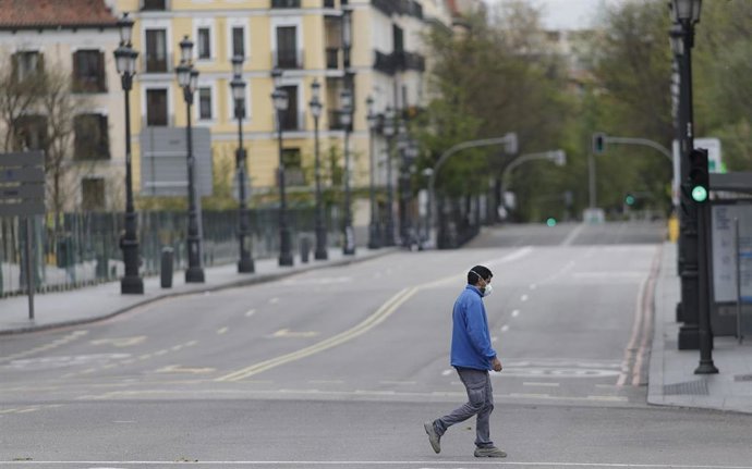 Archivo - Un hombre pasea por la calle Bailén completamente vacía en el día 33 del estado de alarma, en Madrid (España), a 16 de abril de 2020.