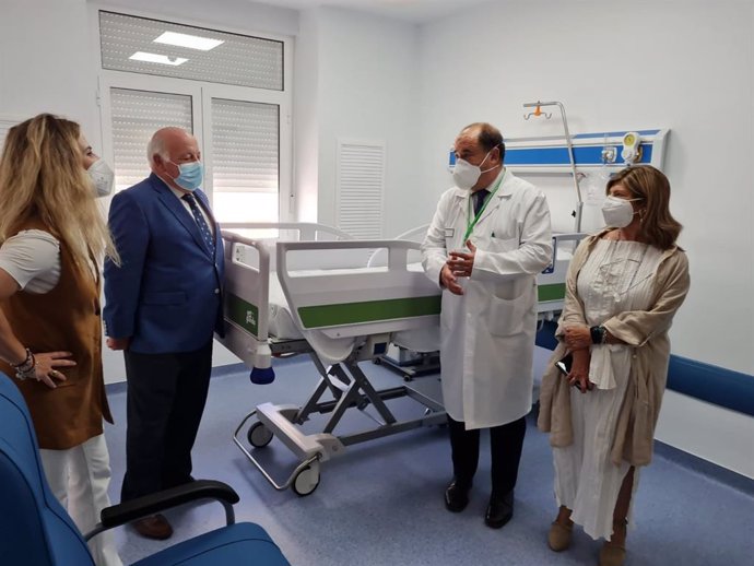 Aguirre visitando la planta sexta del Hospital Puerto del Mar