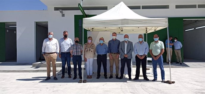 Autoridades en la entrega de los colectores en Doña Mencía.