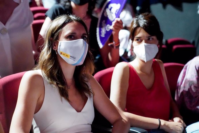 La ministra de Igualdad, Irene Montero (i), y la portavoz estatal de Podemos, Isa Serra (d), durante la presentación del libro 'Mayo del cuarenta y cinco' , a 29 de junio de 2021, en Madrid, (España). 