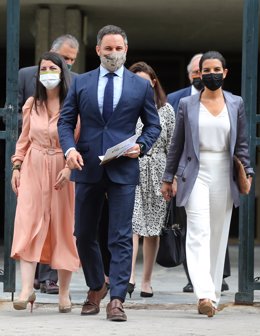 El líder de Vox, Santiago Abascal, junto a Macarena Olona y Rocío Monasterio frente al Tribunal Constitucional