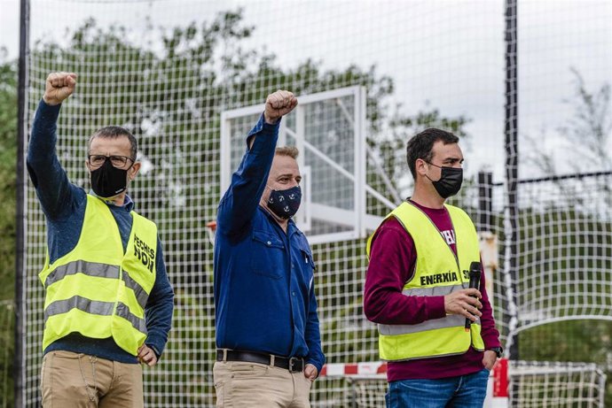 Los representantes de CIG (i), CCOO (c) y UGT (d) pronuncian discursos, en una concentración convocada por el comité de empresa de Alcoa, para defender el futuro de la fábrica de aluminio en la comarca, en la praza dos Campos de San Cibrao