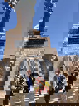 Casado acude al exterior del panteón a los héroes de Melilla tras la negativa de Defensa de acceder a su interior