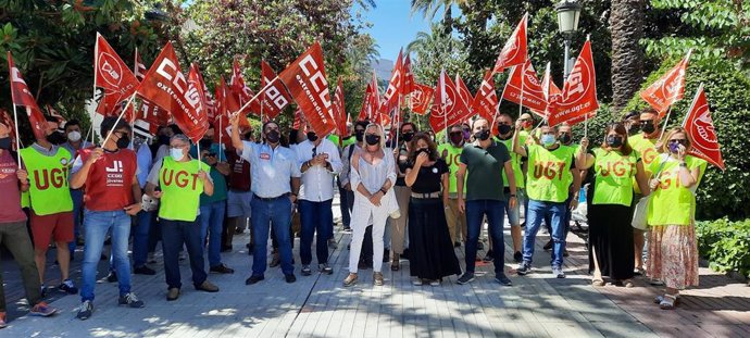 Los sindicatos UGT y CCOO reclaman en Badajoz la subida del SMI y la derogación de la reforma laboral.