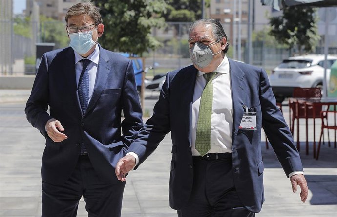 El president de la Generalitat, Ximo Puig (i) y el presidente de AVE, Vicente Boluda (d), a su llegada a la Asamblea General de la Asociación Valenciana de Empresarios (AVE)