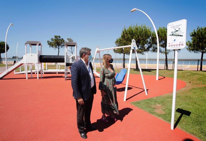 La presidenta del Puerto de Huelva, Pilar Miranda, visita el parque infantil en el Paseo de la Ría.