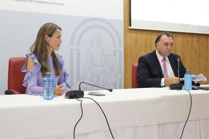 La delegada de la Junta en Huelva, Bella Verano, acompañada del consejero delegado de Extenda, Arturo Bernal.