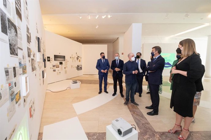 El titular del Gobierno gallego, Alberto Núñez Feijóo, acompañado por el conselleiro de Cultura, Educación e Universidade, Román Rodríguez, inaugura la exposición Galicia Futura.