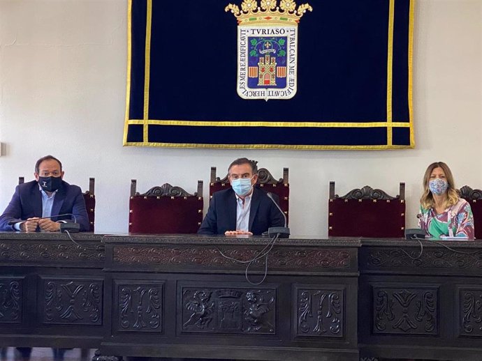 El presidente del PP Aragón, Luis María Beamonte, se ha reunido con el grupo municipal.