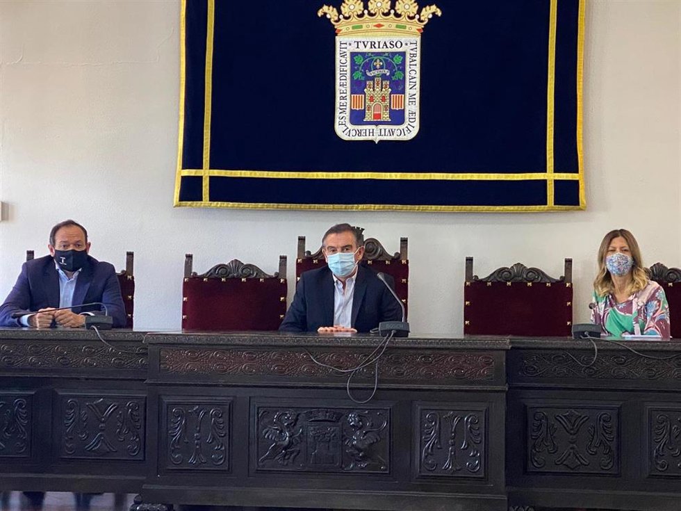 El presidente del PP Aragón, Luis María Beamonte, se ha reunido con el grupo municipal.