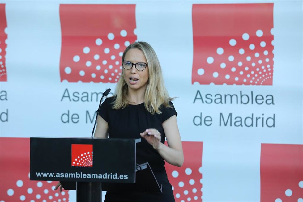 La portavoz de Unidas Podemos en la Asamblea de Madrid, Carolina Alonso, interviene en una rueda de prensa previa a una sesión de control al Gobierno de la Comunidad de Madrid en la Asamblea de Madrid