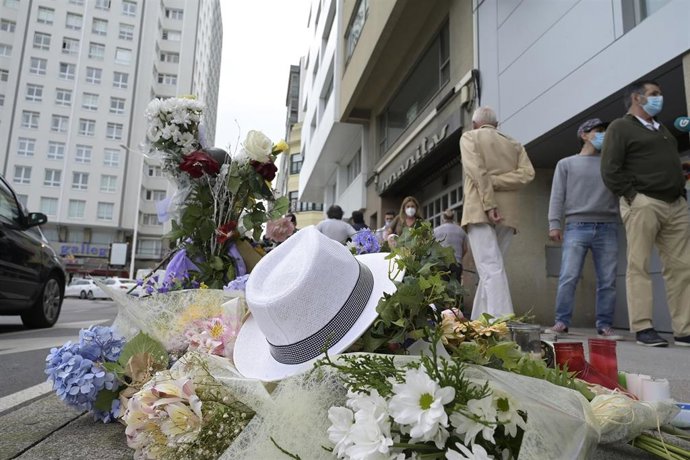 Flores y objetos en el altar colocado en la acera donde fue golpeado Samuel, el joven asesinado en A Coruña el pasado sábado 3 de julio.