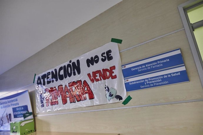 Archivo - Una pancarta donde se lee "La atención primaria no se vende", en el interior del edificio de la Gerencia Asistencial de Atención Primaria  