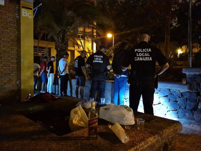 Archivo - Actuación de la Policía Local de Santa Cruz de Tenerife en un 'botellón'