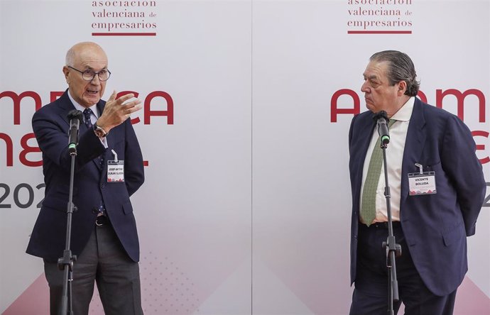 El exportavoz de CiU en el Congreso y exlíder de Unió Democrtica, Josep Antoni Duran i Lleida (i) y el presidente de AVE, Vicente Boluda (d), intervienen en la Asamblea General de la Asociación Valenciana de Empresarios (AVE) 2021. 