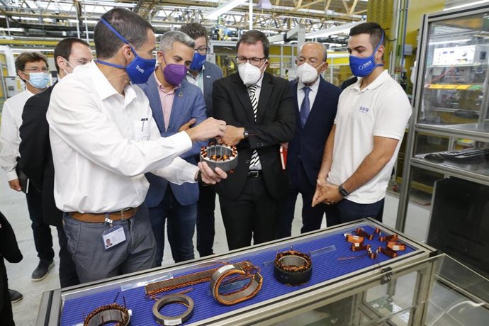 El vicepresidente Pablo Zuloaga, el consejero de Industria, Javier López Marcano, y el Secretario General de Industria y PYME del Ministerio de Industria, Comercio y Turismo, Raúl Blanco, visitan las instalaciones de la fábrica.