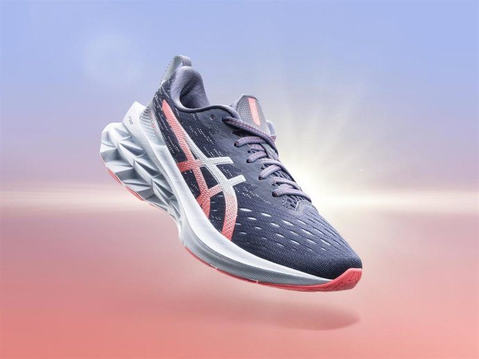 Archivo - ASICS presenta la zapatilla Novablast 2, altamente reactiva y con un diseño llamativo.