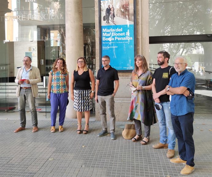 Maria del Mar Bonet y Borja Penalba, en la rueda de prensa de presentación de su concierto del festival Fila U en el Teatre Principal.