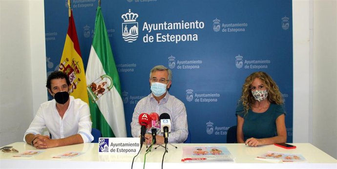 El actor y director César Lucendo, el alcalde de EStepona, José María García Urbano, y la actriz LAra Dibildos presentan Hongos, que se estrena en Andalucía en esta localidad malagueña