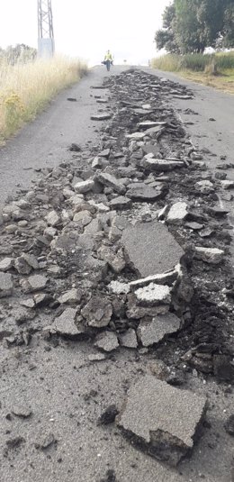 Aparece reventado el asfalto en una carretera de Portomarín (Lugo)