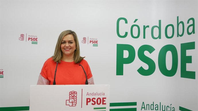 La senadora del PSOE por Córdoba María Jesús Serrano, en la sede de su partido.