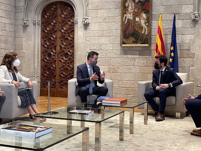 El presidente de la Generalitat, Pere Aragons, la consellera de Presidencia, Laura Vilagr, y el presidente de la ACM, Lluís Soler