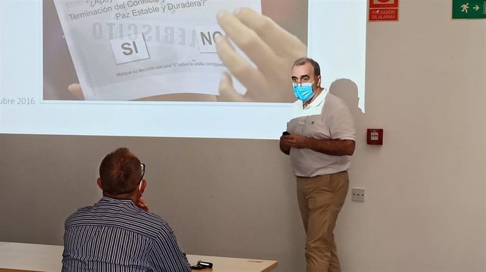 El periodista Roberto Lakidain durante los Cursos de Verano de la UNIA en Huelva. 