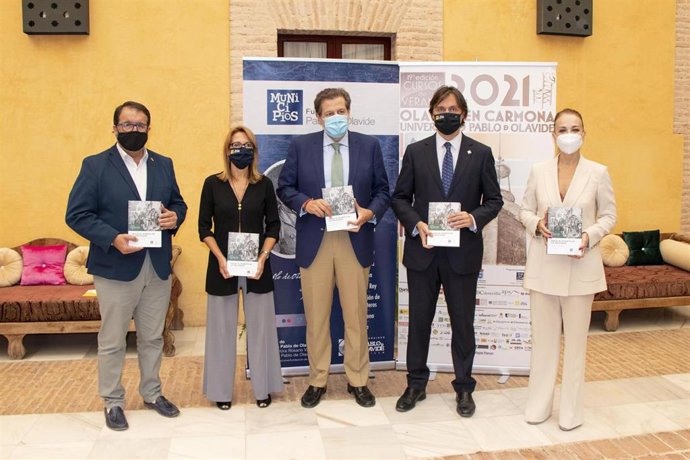 Acto de presentación del libro 'Hacia el puerto de felicidad. La emigración alemana a Sierra Morena y Andalucía en el siglo XVIII', en los Cursos de Verano de la UPO en Carmona (Sevilla)