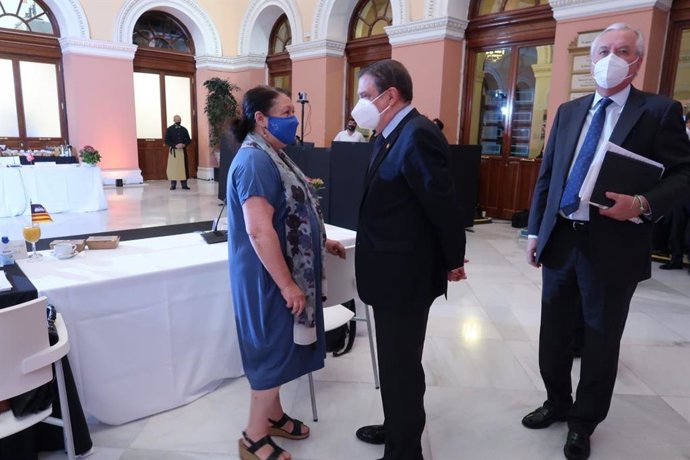 La consellera de Agricultura del Govern balear, Mae de la Concha, y el ministro de Agricultura, Pesca y Alimentación, Luis Planas.