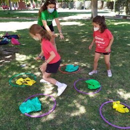 Dos niñas juegan en un campamento de los salesianos.