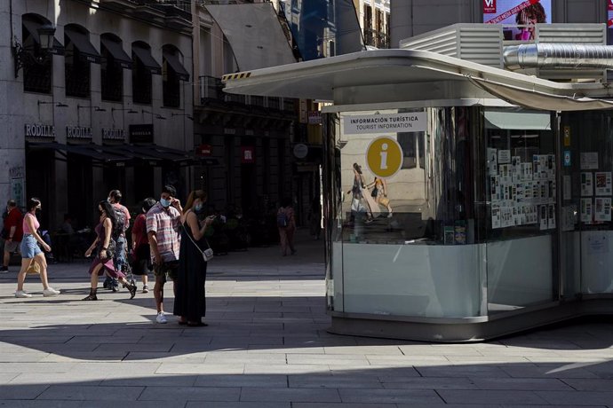 Archivo - Una oficina de punto de información en la plaza de Callao